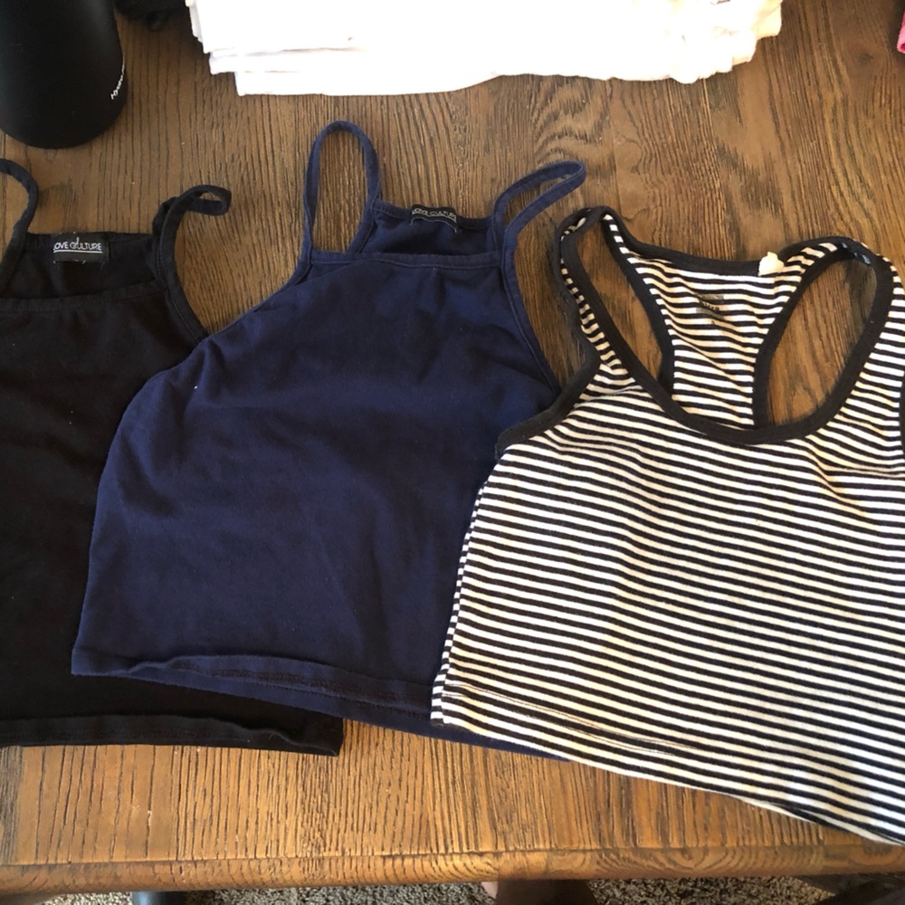 (3) Racerback crop tops - Picture 2 of 5